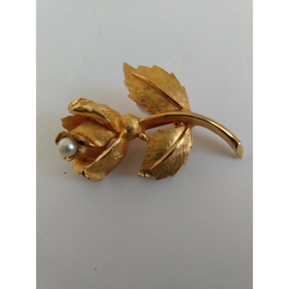 Vintage Coro Gold Tone Flower & Leaf design with faux pearl brooch pin - Picture 2 of 7